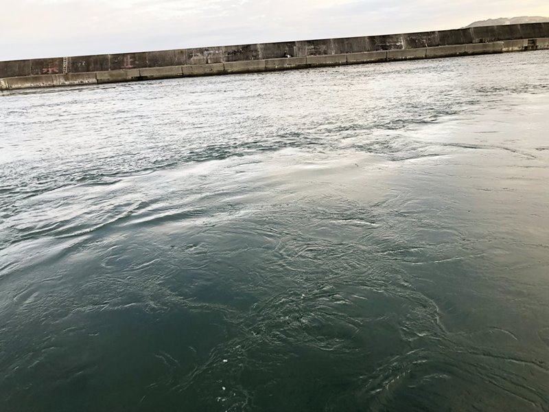 垂水漁港/湾内　マリンピア東側　堤防先端　潮の流れ