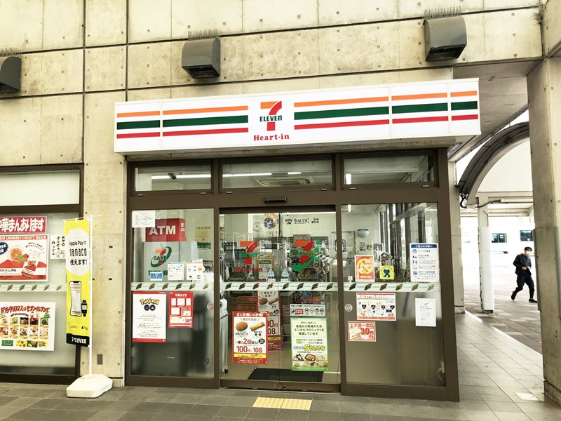 JR朝霧駅　改札口前のセブンイレブン