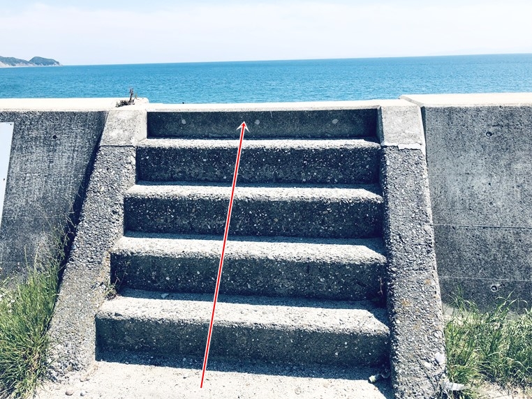 浜へ向かう階段