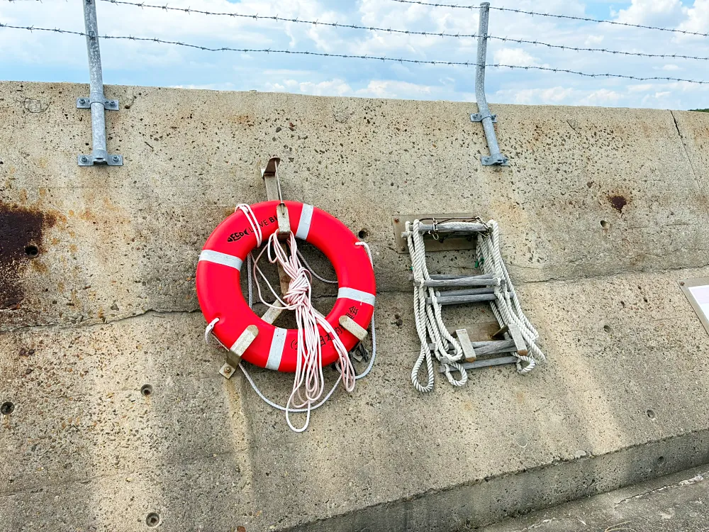 釣り場の緊急用の浮き輪