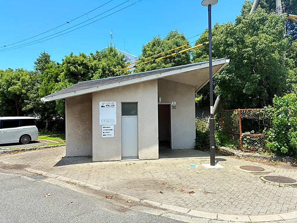 花市場公園の公衆トイレ全体風景