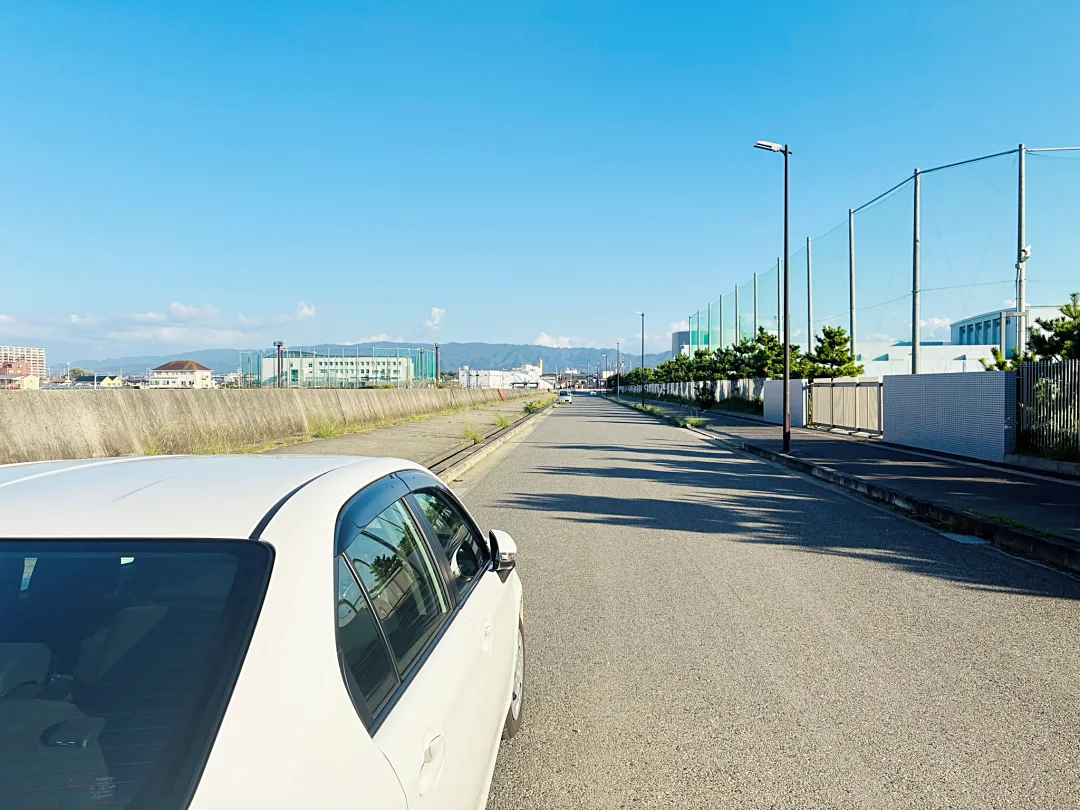 駐車場がないので側道に路駐となります