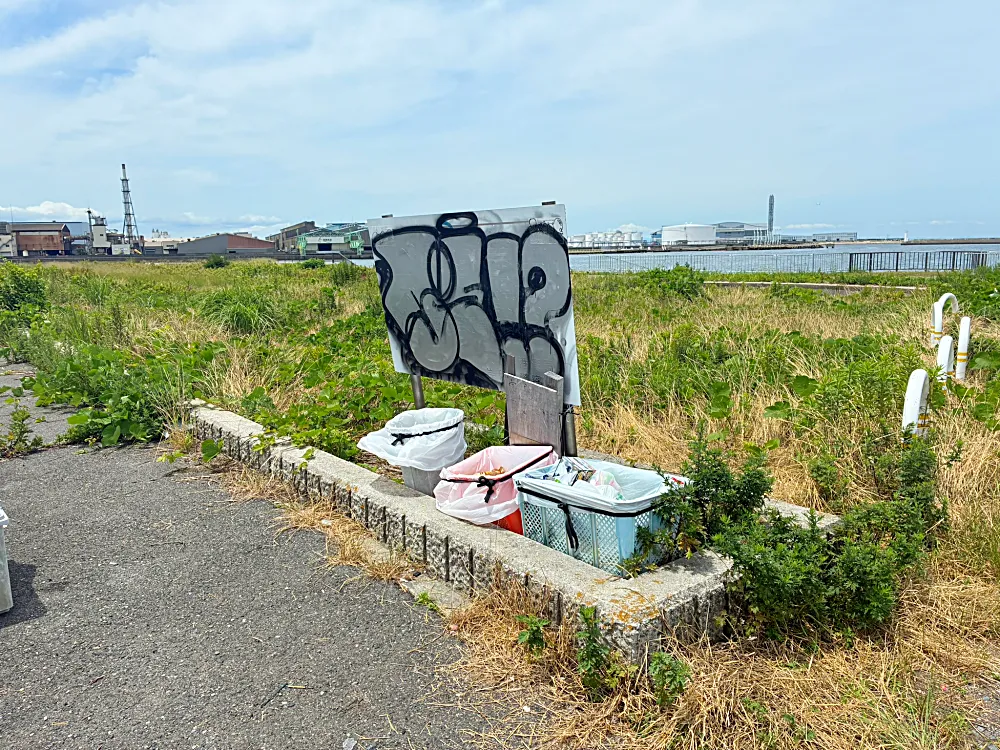 駐車場に設置されたゴミの分別カゴ
