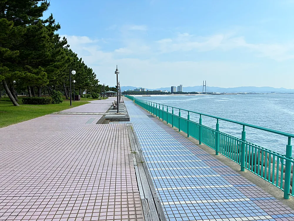 遊歩道からのキャスティングは禁止